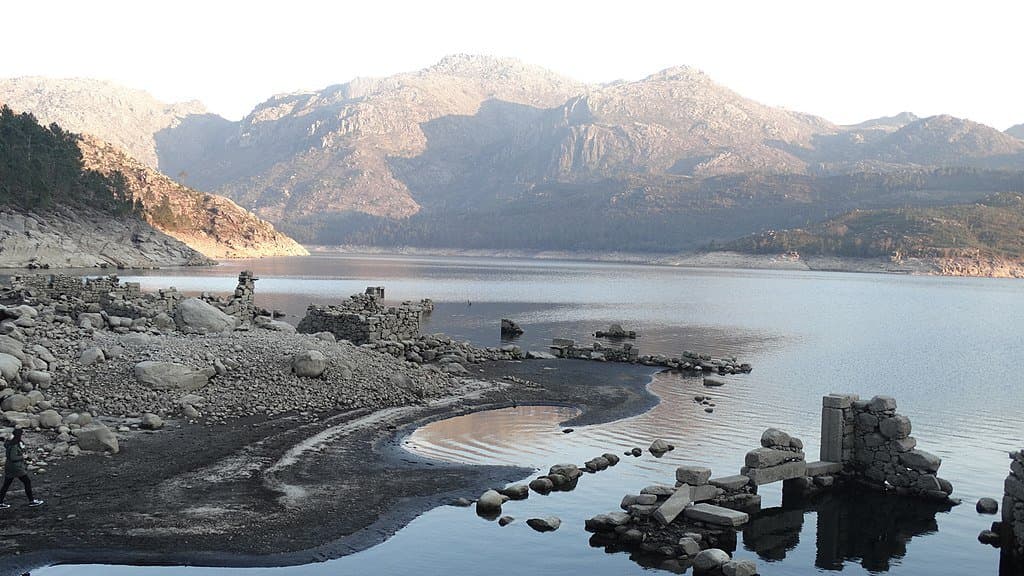 Vilarinho da Furna submerged ruins